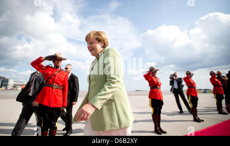 Bundeskanzlerin Angela Merkel (CDU) wird am Mittwoch (15.08.2012) auf dem Flughafen von Ottawa von kanadischen Soldaten begrüßt. Merkel hält sich für zwei Tage in Ottawa und Halifax auf. Foto: Kay Nietfeld dpa Stock Photo