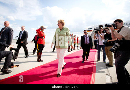 Bundeskanzlerin Angela Merkel (CDU) wird am Mittwoch (15.08.2012) auf dem Flughafen von Ottawa, Kanada, von kanadischen Soldaten begrüßt. Merkel hält sich für zwei Tage in Ottawa und Halifax auf. Foto: Kay Nietfeld dpa Stock Photo