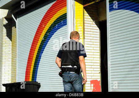 A police officer participates in a house search in Dortmund, Germany, 23 August 2012. Police were out in force after the North Rhine-Westphalian Interior Minister outlawed three right-wing extremist organizations, the 'Kameradschaft Aachener Land', the 'Nationaler Widerstand Dortmund' and the 'Kameradschaft Hamm'. Photo: CAROLINE SEIDEL Stock Photo