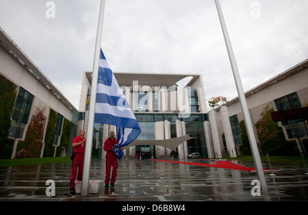 Employees of the firm Naeser hoist a Greek flag at the Chancellery in Berlin, Germany, 24 August 2012. Greek Prime Minister Samaras meets German Chancellor Merkel to discuss further procedures concerning the Euro debt crisis. Photo: MARC TIRL Stock Photo
