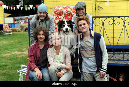 German actors Valeria Eisenbart (front L-R), Neele-Marie Nickel, Quirin Oettl and (behind L-R) Justus Schlingensiepen and Kristo Ferkic pose for a photo on the set of the film 'Fuenf Freunde 2 (Five Friends 2) with dog Coffey in Eckernfoerde, Germany, 24 August 2012. The film shall be featured in German cinemas in January 2013. Photo: CARSTEN REHDER Stock Photo