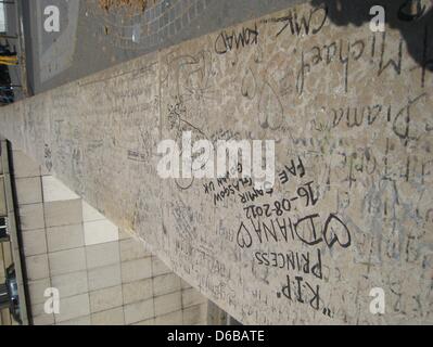 Messages of grief are written on a wall above the enntrance to the Pont de l'Alma tunnel, where Princess Diana died in a car accident on 31 August 1997, in Paris, France, 23 August 2012. The replica of the flame of the Statue of Liberty will be used as the location for the commemration of Diana. Photo: Benjamin Wehrmann Stock Photo