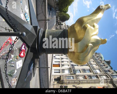 Tourists stand at the flame sculpture at the enntrance to the Pont de l'Alma tunnel, where Princess Diana died in a car accident on 31 August 1997, in Paris, France, 23 August 2012. The replica of the flame of the Statue of Liberty will be used as the location for the commemration of Diana. Photo: Benjamin Wehrmann Stock Photo