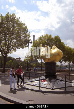 Tourists stand at the flame sculpture at the enntrance to the Pont de l'Alma tunnel, where Princess Diana died in a car accident on 31 August 1997, in Paris, France, 23 August 2012. The replica of the flame of the Statue of Liberty will be used as the location for the commemration of Diana. Photo: Benjamin Wehrmann Stock Photo