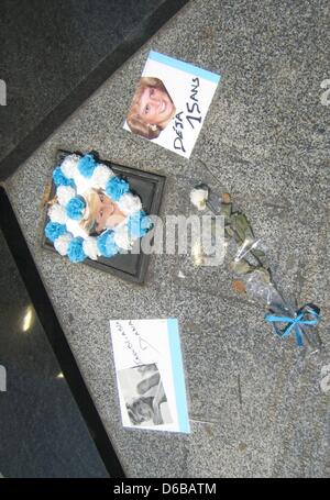 Flowers and photos are places at the flame sculpture at the enntrance to the Pont de l'Alma tunnel, where Princess Diana died in a car accident on 31 August 1997, in Paris, France, 23 August 2012. The replica of the flame of the Statue of Liberty will be used as the location for the commemration of Diana. Photo: Benjamin Wehrmann Stock Photo