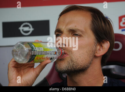 Mainz's head coach Thomas Tuchel drinks during the German Bundesliga soccer match between SC Freiburg and 1. FSV Mainz 05 at the Mage Solar Stadium in Freiburg, Germany, 25 August 2012. The match ended 1-1. Photo: PATRICK SEEGER Stock Photo