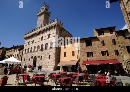 Italy, Tuscany, Montepulciano, Piazza Grande, cafe and palazzo comunale, townhall Stock Photo