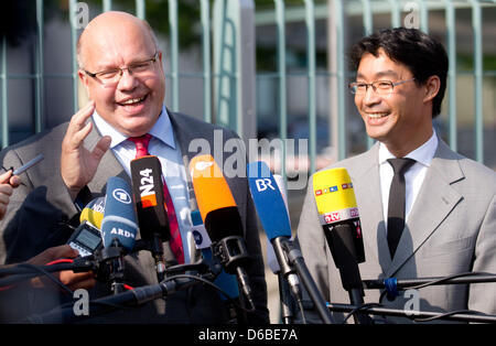 German Minister of the Environment Peter Altmaier (CDU, L) and German Minister of Economics Philipp Roesler (FDP) talk to media representatives after the cabinet meeting in front of the Federal Chancellery in Berlin, Germany, 29 August 2012. Today's topics were offshore liabilities and a reduction of pension contributions. Photo: Kay Nietfeld Stock Photo