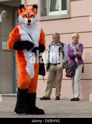 Visitors to the Eurofurence Convention talk in fanciul animal constumes through the inner city of Magdeburg, Germany, 31 August 2012. The 18th Eurofurence convention for furry fans is taking place in Magdeburg until 02 September 2012. Photo: JENS WOLF Stock Photo