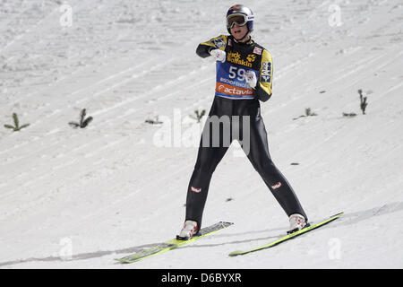 Der österreichische Skispringer Thomas Morgenstern reagiert am Freitag(06.01.2012) in Bischofshofen (Österreich) während der 60. Vierschanzentournee auf das Ergebnis seines Sprungs im Wertungsdurchgang. Foto: Daniel Karmann dpa Stock Photo