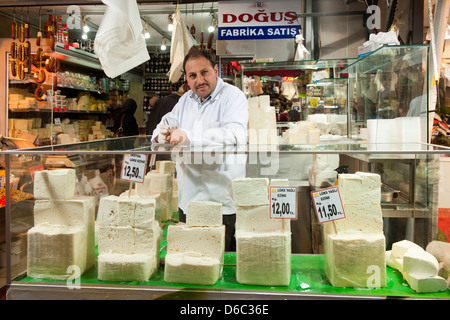 Türkei, Istanbul, Tahtakale, Käsegeschäft in der Tahmin Sokak am Gewürzbasar Stock Photo