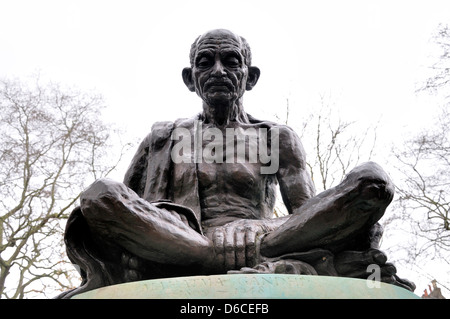 London, England, UK. Statue (1968) of Mahatma Gandhi (1869-1948) by Fredda Brilliant (1903-99) in Tavistock Square. Stock Photo