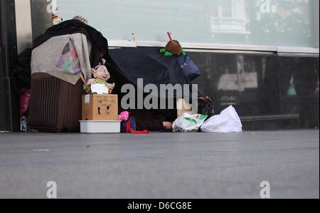 A beggar asks for help at the Gran Via in Madrid on 15.04.2013. Photo: Fabian Stratenschulte Stock Photo