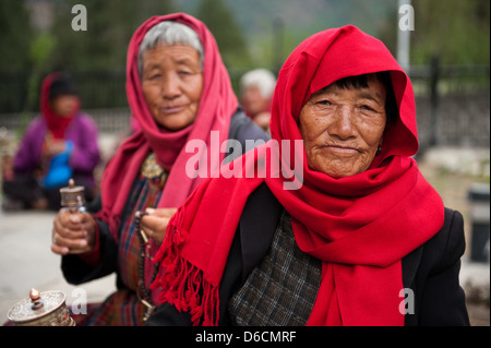 Thimphu, Bhutan, women praying in front of the Memorial Chorten Stock Photo