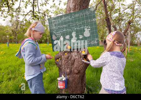 RÜHSTÄDT, Germany, girls play under an apple tree Stock Photo