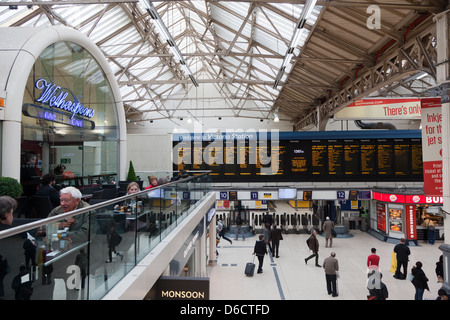 A train at a platform at London Victoria station in Britain Stock Photo ...