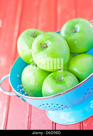 Colander with fresh green apples on table, closeup Stock Photo - Alamy