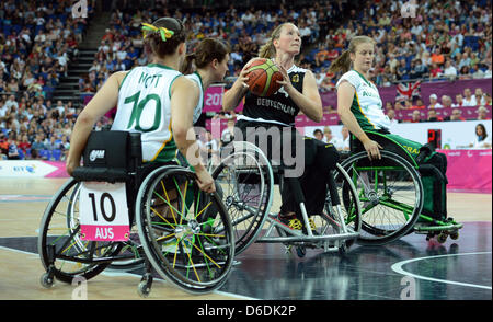 Marina Mohnen (2-r) of Germany tries to score during the women's wheelchair basketball final match between Germany and Australia at North Greenwich Arena during the London 2012 Paralympic Games, London, Great Britain, 07 September 2012. Photo: Julian Stratenschulte dpa  +++(c) dpa - Bildfunk+++ Stock Photo