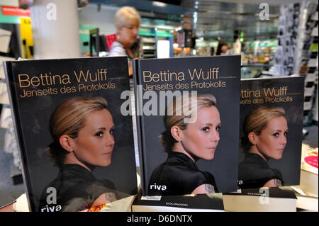 The book by Bettina Wulff, wife of former German President Christian Wulff, 'Jenseits des Protokolls' ('Beyond the protocol') is on display in Munich, Germany, 10 September 2012. Photo: FRANK LEONHARDT Stock Photo