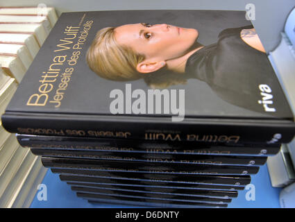 The book by Bettina Wulff, wife of former German President Christian Wulff, 'Jenseits des Protokolls' ('Beyond the protocol') is on display in Munich, Germany, 10 September 2012. Photo: FRANK LEONHARDT Stock Photo