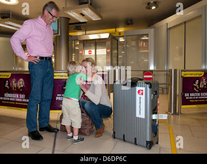 Former German President Christian Wulff (L) and his son Linus welcome wife and mother Bettina at the airport in Hanover, Germany, 10 September 2012. Bettina Wulff visited the Paralympics in London. Bettina Wulff's book 'Jenseits des Protokolls' is available in stores now. Photo: Jochen Luebke Stock Photo