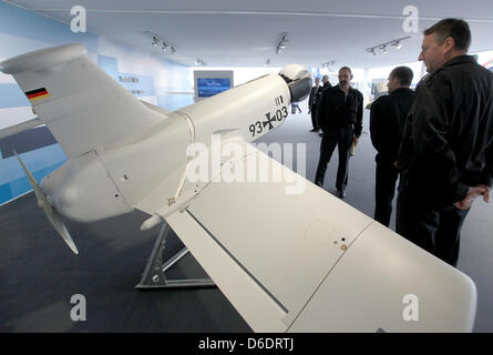 Soldiers view a type Tactical Reconnaissance TR-170 KZO unmanned aerial vehicle (UAV) at the ILA Berlin Air Show at the airport Berlin-Schoenefeld, Germany, 12 September 2012. ILA takes place between 11 and 16 September 2012. Photo: WOLFGANG KUMM Stock Photo