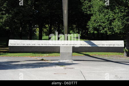 Das Denkmal für die Opfer des Olympia-Attentats von 1972 mit den Namen der Opfer, aufgenommen am Mittwoch (29.08.2012) in München (Oberbayern) im Olympiapark. Bei einer Geiselnahme am 05. September 1972 wurden elf israelische Sportler, ein Polizist und die fünf palästinensische Geiselnehmer getötet. Foto: Tobias Hase dpa/lby Stock Photo