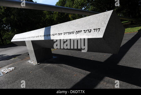 Das Denkmal für die Opfer des Olympia-Attentats von 1972 mit den Namen der Opfer, aufgenommen am Mittwoch (29.08.2012) in München (Oberbayern) im Olympiapark. Bei einer Geiselnahme am 05. September 1972 wurden elf israelische Sportler, ein Polizist und die fünf palästinensische Geiselnehmer getötet. Foto: Tobias Hase dpa/lby Stock Photo