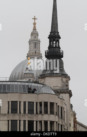 POLICE LOOK OUTS NEAR ST. PAULS BARONESS THATCHER FUNERAL PROCESSION LUDGATE LONDON ENGLAND UK 17 April 2013 Stock Photo