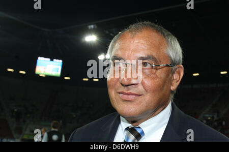 Wolfsburg's head coach Felix Magath stands on the sideline during the Bundesliga soccer match between FC Augsburg and VfL Wolfsburg at the SGL Arena in Augsburg, Germany, 14 September 2012. Photo: Karl-Josef Hildenbrand Stock Photo