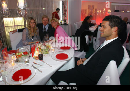 German soccer pro Michael Ballack (R - L), Claudia Effenberg, former Bayern Munich goalkeeper Oliver Kahn and his wife Svenja smile as they sit together at the same table at the Postpalast in Munich, Germany, 13 January 2012. The president of Bundesliga soccer club Bayern Munich Uli Hoeness celebrates with numerous invited guests his 60th birthday. Photo: Alexander Hassenstein Stock Photo
