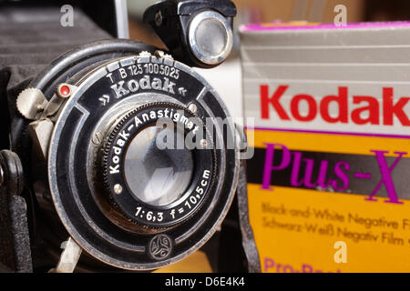 A folding camera and boxes of films of Kodak are pictured in Koblenz, Germany, 19 January 2012. Photography pioneer Kodak, which dominated film sales for much of the 20th century, has been in talks with banks to file for bankruptcy. According to official statements of Kodak on 19 January 2012, the company intends to continue working during the insolvency proceedings and arranged a  Stock Photo