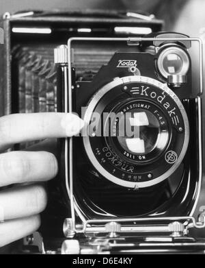 (dpa file) - A file picture dated 03 September 1990 shows a camera of Kodak from the post-war period that is used for an advertisement for Eau de Toilette at the Photokina in Cologne, Germany. Photography pioneer Kodak, which dominated film sales for much of the 20th century, has been in talks with banks to file for bankruptcy. According to official statements of Kodak on 19 Januar Stock Photo