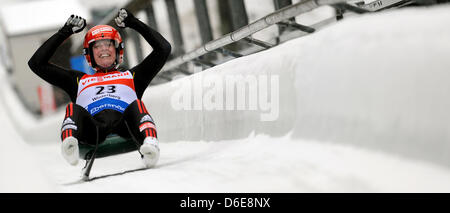 Rennrodel-Weltmeisterschaft, Qualifikation Einsitzer Damen, am Freitag  (10.02.2012) auf der Rennschlitten- und Bobbahn in Altenberg. Die deutsche  Rennrodlerin Corinna Martini fährt durch den Eiskanal. Vom 6. bis 12.  Februar findet im sächsischen Altenberg