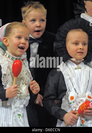 Boys and girls of a nursery school celebrate the Sorbian tradition of the Marriage of the Birds in Crostwitz, Germany, 25 January 2012. Dressed in the traditional costumes of a marriage procession the children sang 'A bird wanted to marry' in Sorbian. The old Sorbian custom 'Marriage of the Birds' celebrates the soon to come end of winter. Photo: MATTHIAS HIEKEL Stock Photo