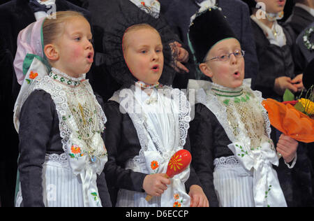 Boys and girls of a nursery school celebrate the Sorbian tradition of the Marriage of the Birds in Crostwitz, Germany, 25 January 2012. Dressed in the traditional costumes of a marriage procession the children sang 'A bird wanted to marry' in Sorbian. The old Sorbian custom 'Marriage of the Birds' celebrates the soon to come end of winter. Photo: MATTHIAS HIEKEL Stock Photo