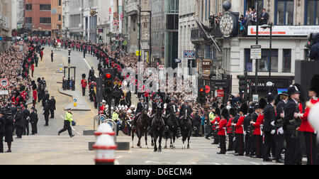 London, UK. Wednesday, 17 April 2013. As the funeral cortege reaches Ludgate Circus, riot police cross the road to hold back demonstrators. Funeral of Baroness Margaret Thatcher at Ludgate Hill, London, UK. Photo: Nick Savage/Alamy Live News Stock Photo