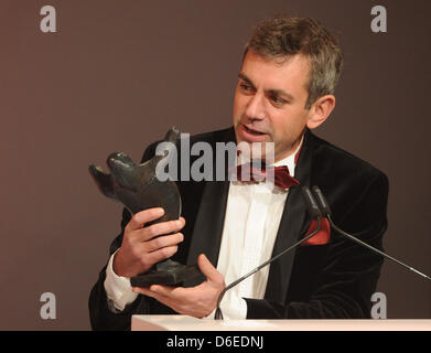 Writer Wladimir Kaminer thanks the audience and initiators for receiving the Culture Award for the category literature of the daily newspaper Berliner Zeitung (B.Z.) in Berlin, Germany, 26 January 2012. German and international people, who contributed to the richness of Berlins cultural output, traditionally receive the bronze bear Culture Award. Photo: Soeren Stache Stock Photo