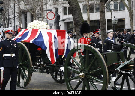 Soliders march next to the gun carriage with the coffin of Former British Prime Minister Margaret Thatcher during Thatcher's funeral procession in London, UK, 17 April 2013. Baroness Thatcher died after suffering a stroke at the age of 87 on 08 April 2013. Photo: MARIE ROEVEKAMP/DPA/Alamy Live News Stock Photo