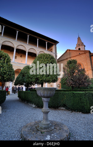 Italy, Tuscany, Pienza, Palazzo Piccolomini garden and cathedral Stock Photo