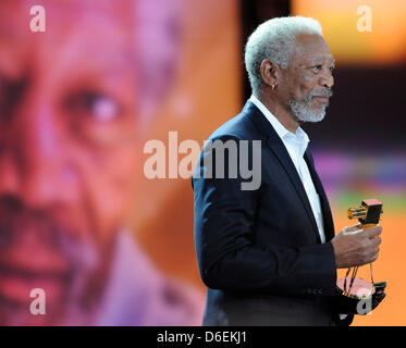 (dpa) - US actor Morgan Freeman poses with his trophy after the World ...
