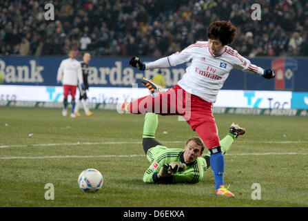 Hamburg's Heung Min Son (R) plays the ball in front of Munich's goalkeeper Manuel Neuer during the German Bundesliga match between Hamburger SV and FC Bayern Munich at the Imtech Arena in Hamburg, Germany, 04 February 2012. Photo: Christian Charisius Stock Photo