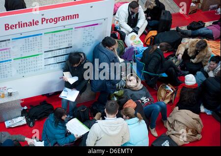 People queue up in front of a ticket office before the official beginning of the ticket sale for the Berlinale film screenings at Potsdamer Platz Arkaden shopping center in Berlin, Germany, 06 February 2012. The Berlin International Film Festival, or Berlinale, takes place from 09 to 19 February 2012. Photo: SEBASTIAN KAHNERT Stock Photo