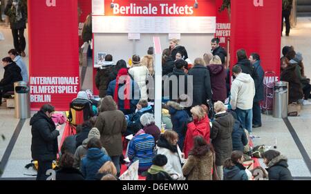 People queue up in front of a ticket office before the official beginning of the ticket sale for the Berlinale film screenings at Potsdamer Platz Arkaden shopping center in Berlin, Germany, 06 February 2012. The Berlin International Film Festival, or Berlinale, takes place from 09 to 19 February 2012. Photo: SEBASTIAN KAHNERT Stock Photo