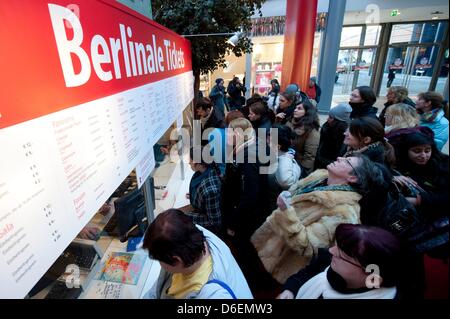 People queue up in front of a ticket office during the official beginning of the ticket sale for the Berlinale film screenings at Potsdamer Platz Arkaden shopping center in Berlin, Germany, 06 February 2012. The Berlin International Film Festival, or Berlinale, takes place from 09 to 19 February 2012. Photo: SEBASTIAN KAHNERT Stock Photo