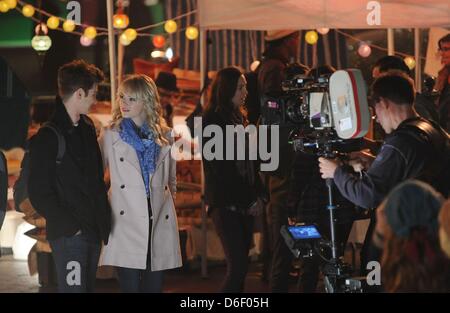 Andrew Garfield, Emma Stone on location for THE AMAZING SPIDER-MAN 2 Film Shoot in Manhattan, Union Square, New York, NY April 16, 2013. Photo By: Kristin Callahan/Everett Collection Stock Photo