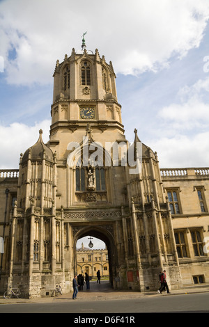 Oxford Oxfordshire Tom Quad in Christ Church College seen through Tom Tower which contains Great Tom a six ton bell Stock Photo