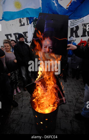 Londonderry, Northern Ireland. 17th April, 2013. Dissident republicans burn an effigy of Margaret Thatcher in the Bogside, Londonderry. Several hundred people gathered to celebrate the  former Prime Minister's death. Music was played and Irish and Argentinian flags flown in the event organised by the 32  County Sovereignty Committee. Credit: George Sweeney / Alamy Live News. Stock Photo