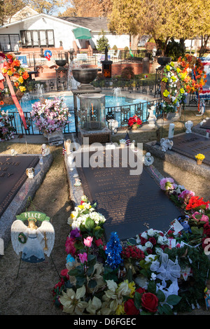 Elvis Aron Presley grave at Graceland, Memphis, Tennessee, USA Stock Photo