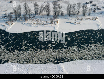 A view out of a small airplane shows ice floes covering the surface of the German-Polish border river Oder in Ratzdorf, Germany, 10 February 2012. The Oder river is frozen and covered with ice floes along a range of 180 kilometres. Photo: Patrick Pleul Stock Photo